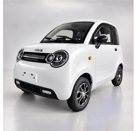 RIDE-E LUMA – baltas elektrinis mini automobilis baltu stogu